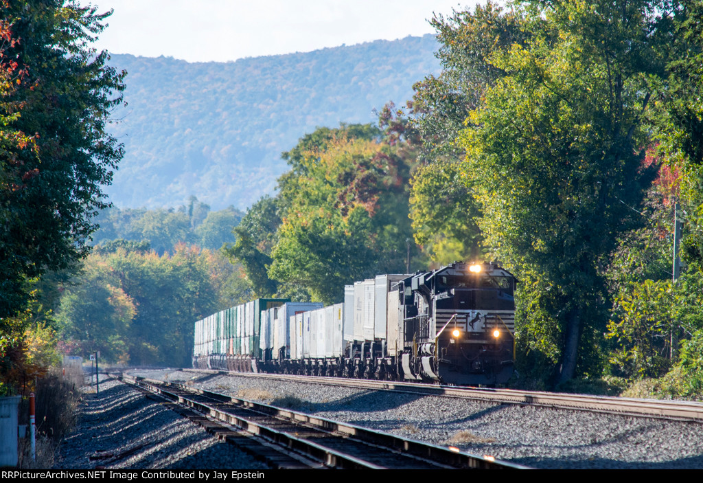 Third Eastbound Intermodal at Cove